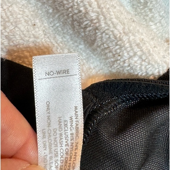 Livi Active Molded Cup No Wire Sports Bra - Picture 9 of 9